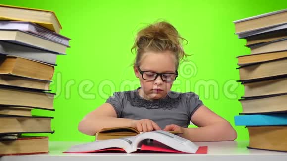 女孩读这本书把它合上再拿一本绿色屏幕慢动作视频的预览图