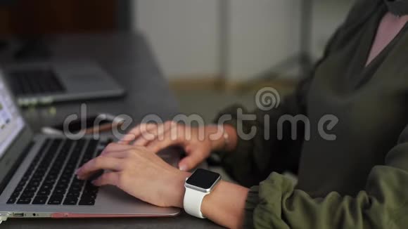 在笔记本电脑上工作的商务女性手的特写视频的预览图