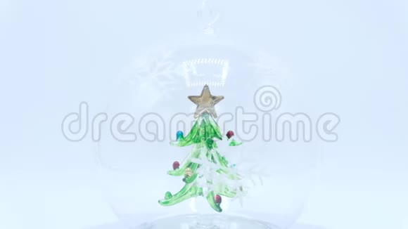 圣诞树内玻璃球白色背景视频的预览图