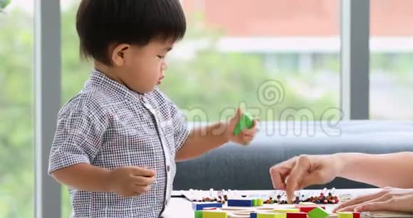 亚洲孩子和妈妈一起玩木块视频的预览图