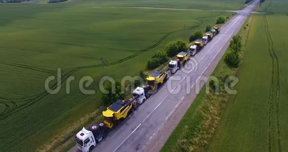 空中观景公路拖拉机联合运输超大的运输4k视频的预览图