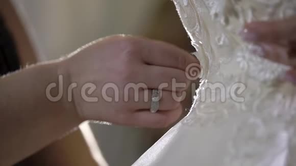 整理婚纱视频的预览图
