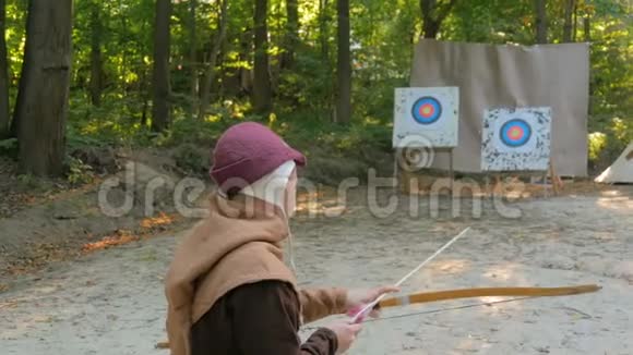 男子弓箭手训练用木弓视频的预览图