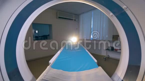 现代医院设备CT磁共振扫描仪断层扫描视频的预览图