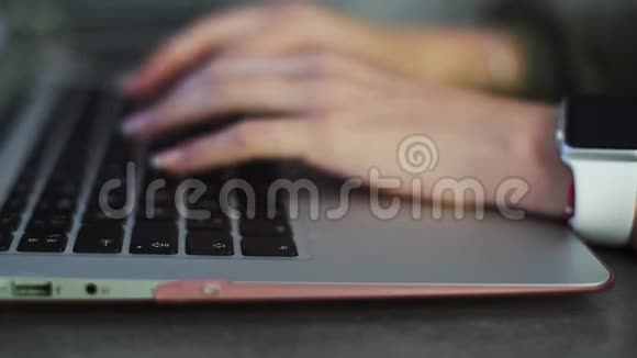 商务女性手在笔记本电脑键盘上打字的特写视频的预览图