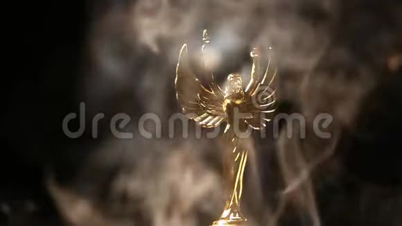 天使雕像吸烟黑暗背景高清镜头视频的预览图