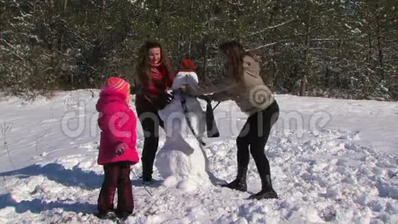 一家四口在冬日里翻着雪人视频的预览图