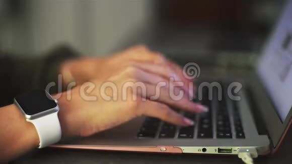 商务女性手在笔记本电脑键盘上打字的特写视频的预览图