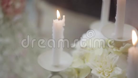 装饰婚礼有燃烧蜡烛的烛台古代蜡烛烛台视频的预览图