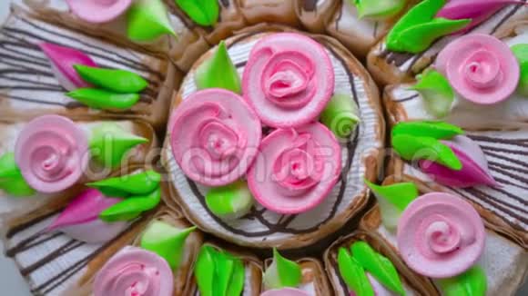 带有粉红色花的庆祝蛋糕视频的预览图