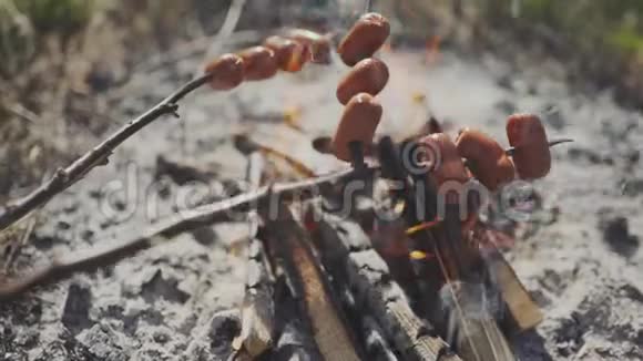 在篝火上烤脂肪香肠捷克农村流行的户外活动在篝火旁煮香肠视频的预览图