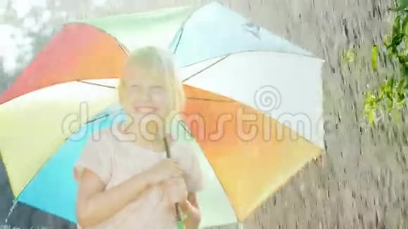 无忧无虑的女孩5年喜夏雨站在一把彩色的伞下视频的预览图