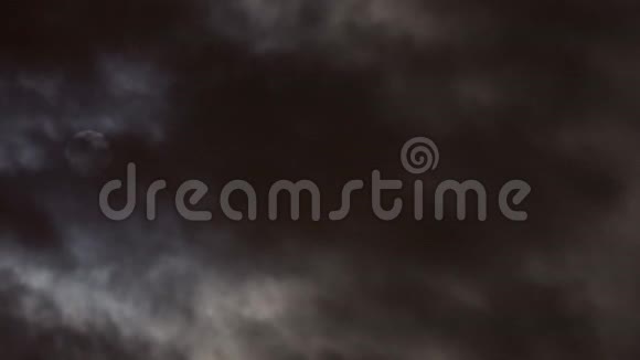 在多云的天空下有满月夜间有云视频的预览图