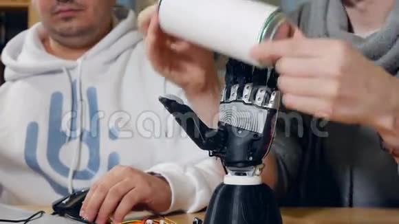 机械手拿着一个罐子真正的机械手在工作视频的预览图
