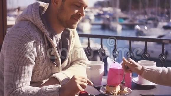 一对情侣在约会一个男人从女人手里吃蛋糕视频的预览图