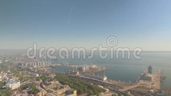 敖德萨市中心港口歌剧院和芭蕾舞剧院的鸟瞰图视频的预览图