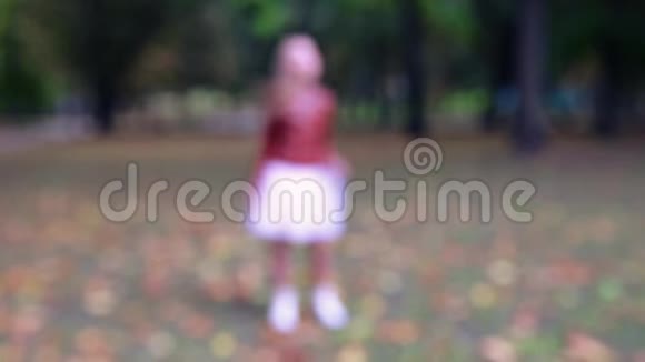 秋天公园的时髦少女视频的预览图