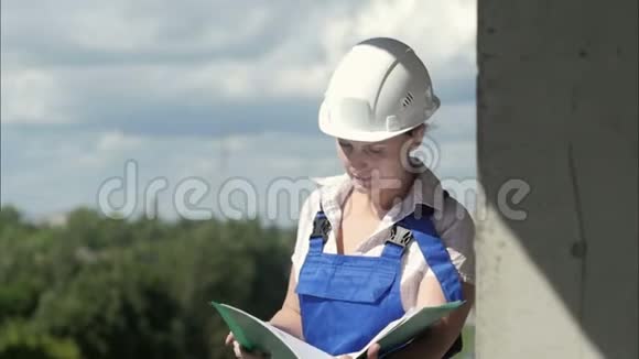 女建筑工程师建筑师有建筑工地的文件视频的预览图