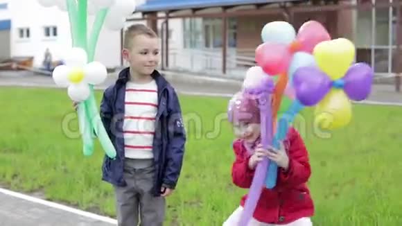 以花的形式拿气球的孩子视频的预览图