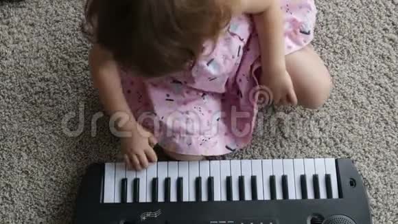 小孩子玩玩具钢琴全高清视频视频的预览图