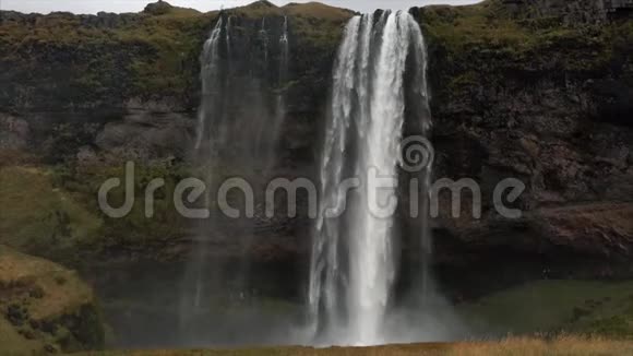 巨型瀑布背景是小人物视频的预览图