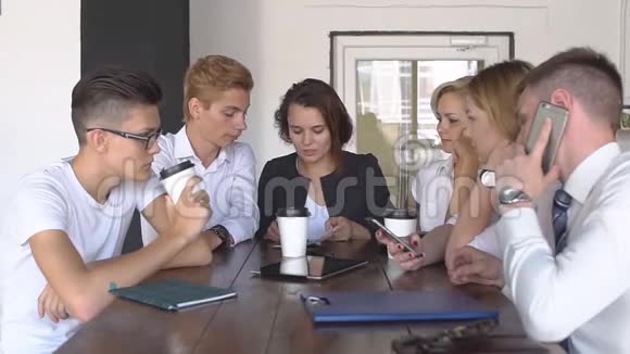 一群有笔记本电脑的朋友在咖啡馆规划新业务慢动作视频的预览图