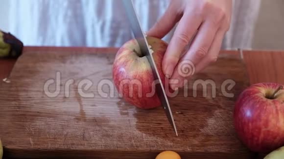 在厨房桌子上切水果视频的预览图