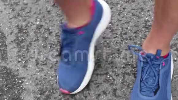 一个女孩在跑马拉松前热身视频的预览图