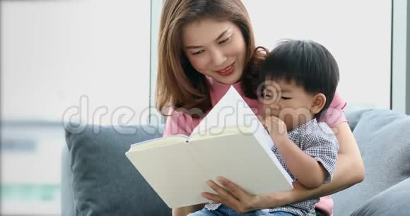 亚洲母子一起看书视频的预览图
