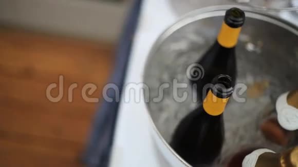 冰盘上的葡萄酒瓶视频的预览图