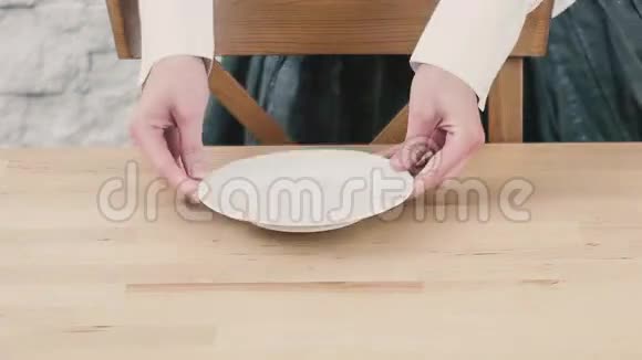 女人在桌子上安排餐具视频的预览图