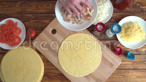 快餐烹饪双手准备带鸡肉的玉米饼包装俯视图视频的预览图