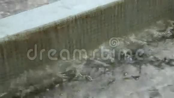 水流在路边视频的预览图