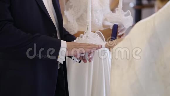 牧师在婚礼上在教堂祈祷并为新婚夫妇戴上戒指视频的预览图