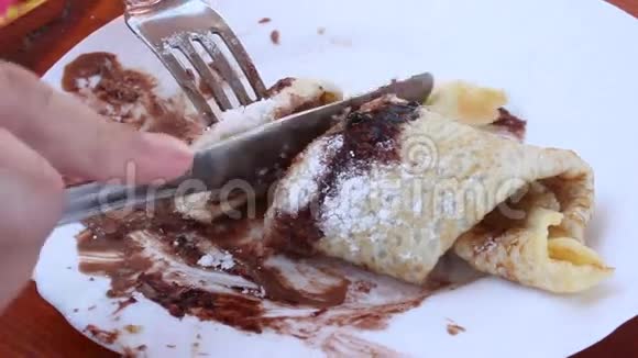 带馅巧克力的煎饼视频的预览图