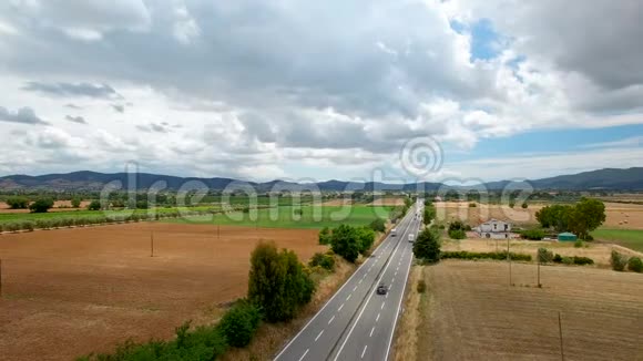 用车辆飞越公路和桥梁意大利托斯卡纳山上的鸟瞰图视频的预览图