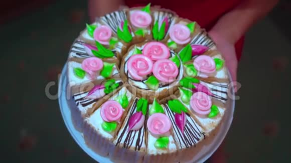 带有粉红色花的庆祝蛋糕视频的预览图
