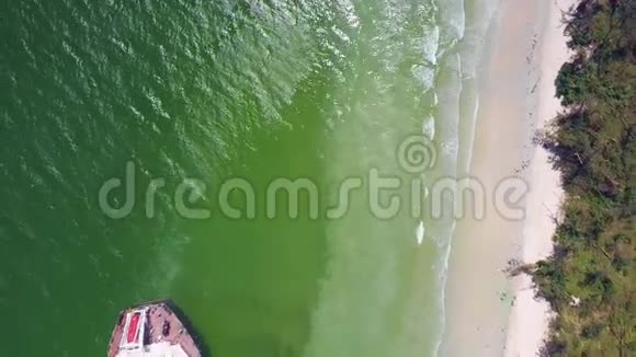 垂直航景海浴缸于海滩视频的预览图
