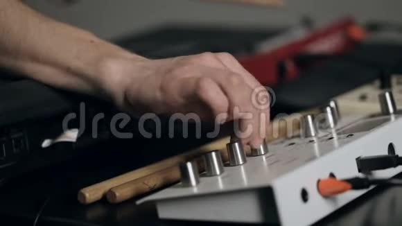 音乐家曲调合成器视频的预览图