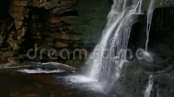 埃拉卡拉瀑布循环视频的预览图