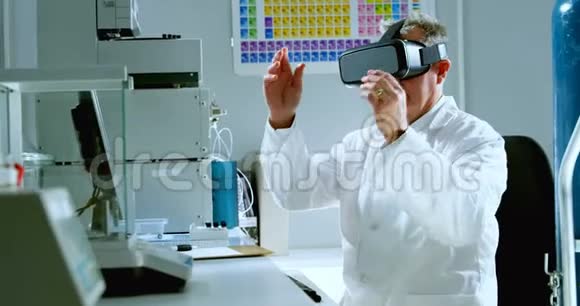 男性科学家使用虚拟现实耳机4k视频的预览图