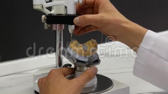 牙科技师打磨模型视频的预览图