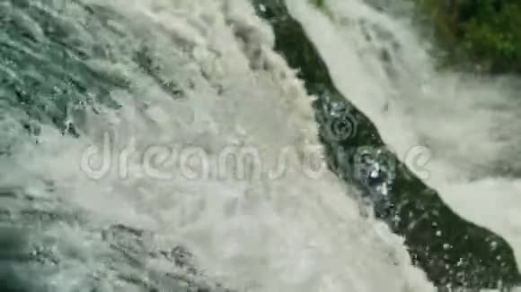 关闭水滴在石头上瀑布慢动作视频的预览图