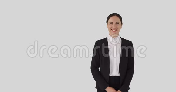 快乐的女商人指着白色背景视频的预览图