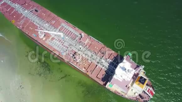 镜头显示从甲板屋到沙恩海滩的轮式油轮视频的预览图