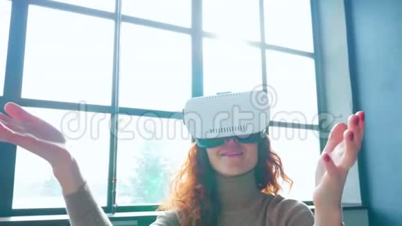 戴着虚拟现实眼镜的红头发女人视频的预览图
