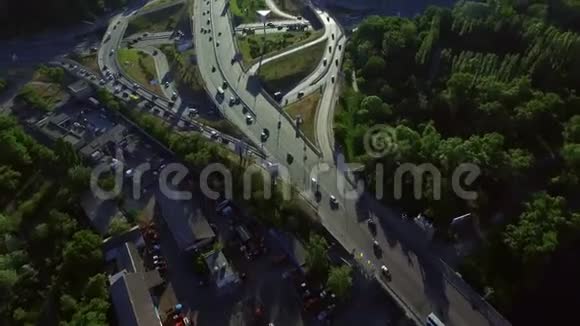 在高速公路路口行驶的空中观景车高速公路立交桥上的汽车运动视频的预览图