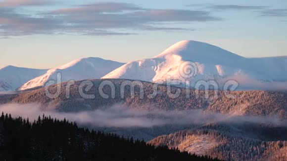 日出时戈弗拉冬山在雪中视频的预览图