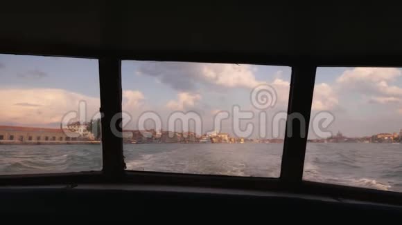 再见威尼斯从船尾到后退的威尼斯海岸的景色日落前美丽的灯光视频的预览图