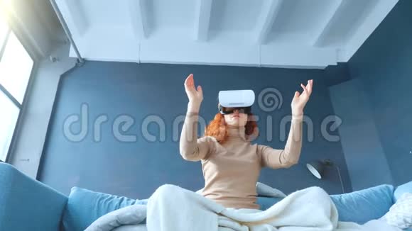 戴着虚拟现实眼镜的红头发女人视频的预览图